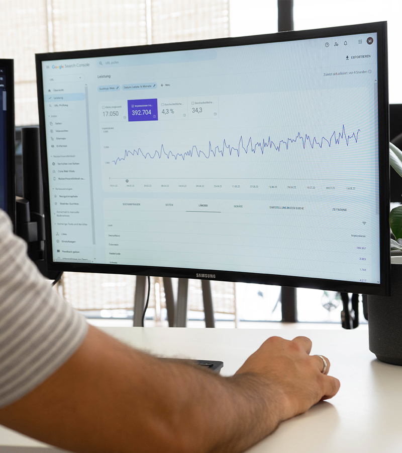 SEO Agentur wertet Statistiken der Suchmaschinenoptimierung in Google Search Console aus